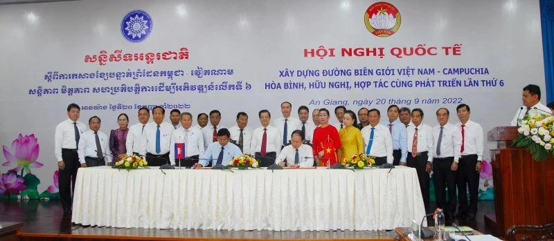 Đại diện Ủy ban Trung ương Mặt trận Tổ quốc Việt Nam và Ban Thường vụ Hội đồng Quốc gia Mặt trận Đoàn kết Phát triển Tổ quốc Campuchia ký Thông cáo chung kết quả hội nghị.