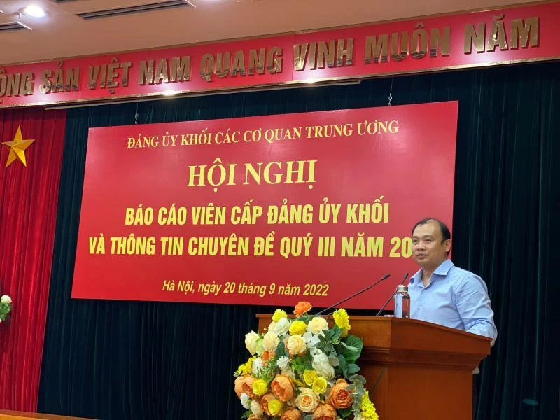 Đồng chí Lê Hải Bình thông tin chuyên đề tại hội nghị.