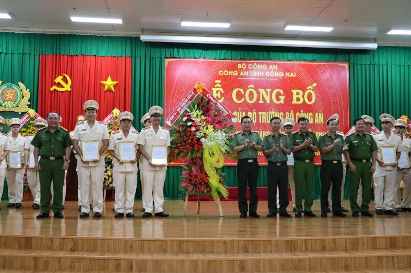Lãnh đạo Công an tỉnh Đồng Nai chúc mừng cán bộ, chiến sĩ Đồn Công an Cảng hàng không quốc tế Long Thành.