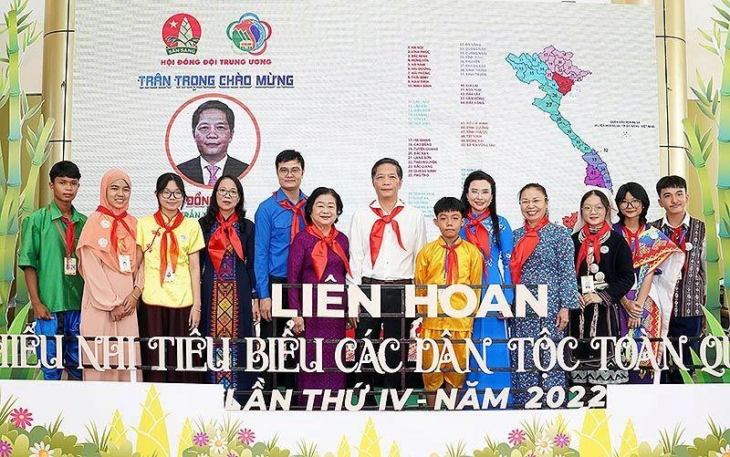 Các đồng chí Lãnh đạo Đảng, Nhà nước, Trung ương Đoàn, Hội đồng Đội Trung ương cùng một số đại biểu ưu tú về dự Liên hoan.