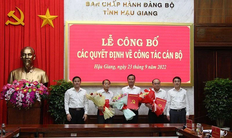 Trao quyết định cho các cán bộ.