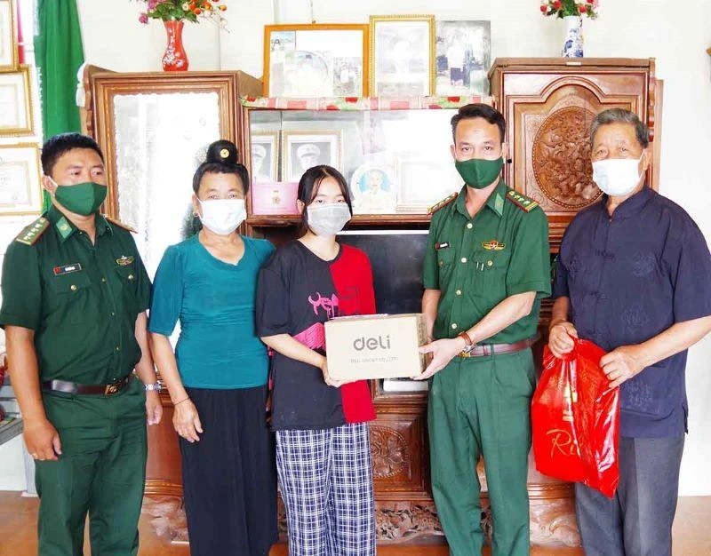 Bộ đội Biên phòng tỉnh Sơn La tặng quà cho học sinh có hoàn cảnh khó khăn trước khi vào năm học mới.