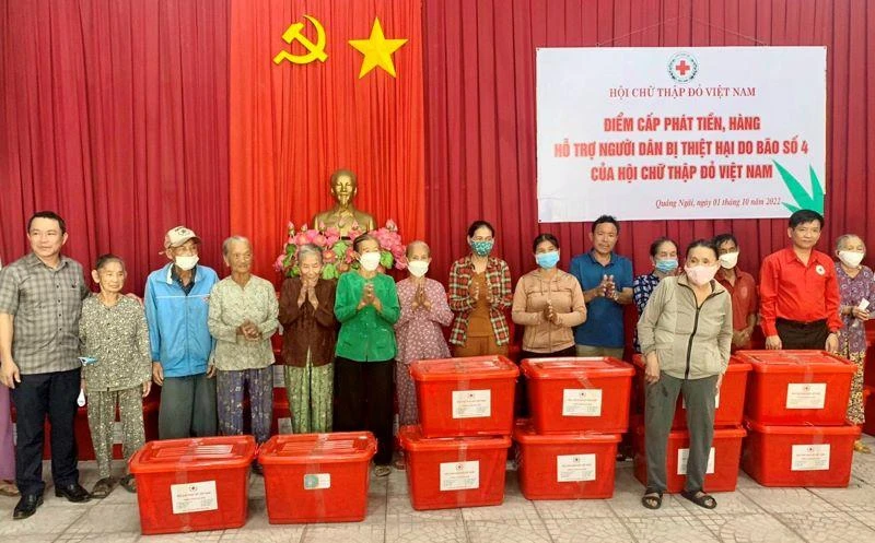 Những phần quà nghĩa tình giúp người dân vùng bão Quảng Ngãi thêm ấm lòng. 