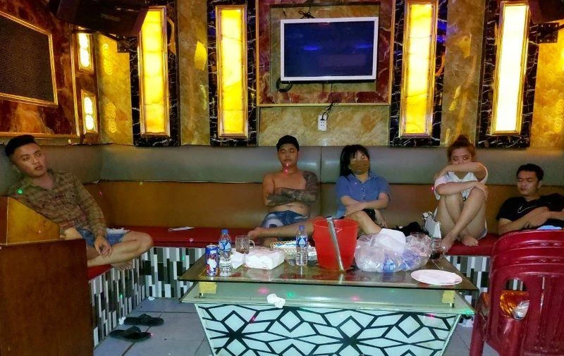 Hiện trường 11 nam và nữ sử dụng chất ma túy. 