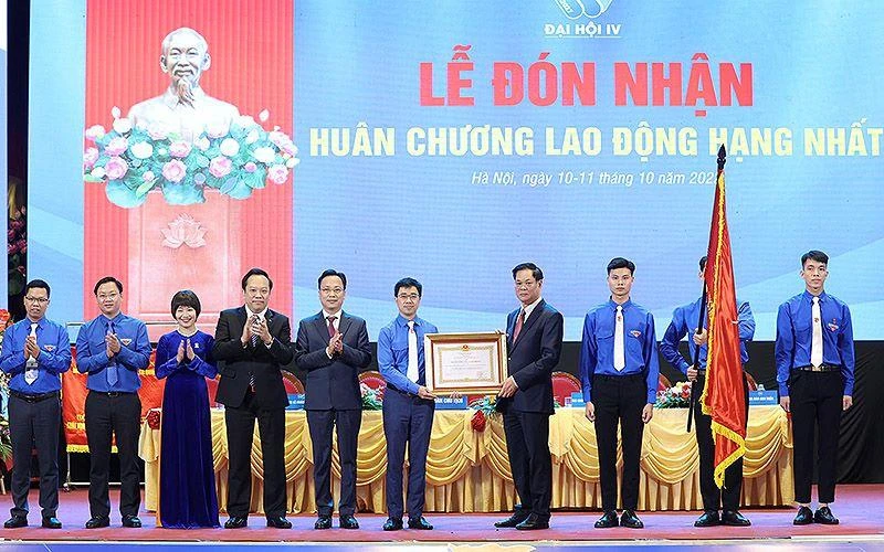 Bí thư Đoàn Khối các cơ quan Trung ương Bùi Hoàng Tùng (thứ 5 từ phải sang) đại diện tuổi trẻ Khối đón nhận Huân chương Lao động hạng Nhất tại Đại hội.