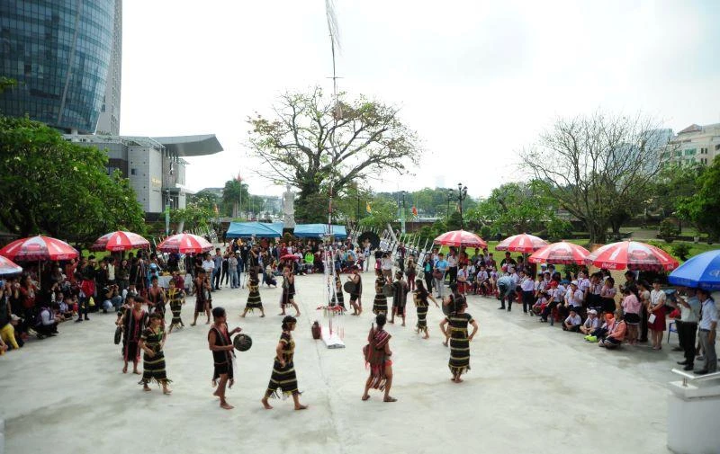 Học sinh Đà Nẵng tìm hiểu về lịch sử văn hóa dân tộc Cơ Tu tại Bảo tàng Đà Nẵng.