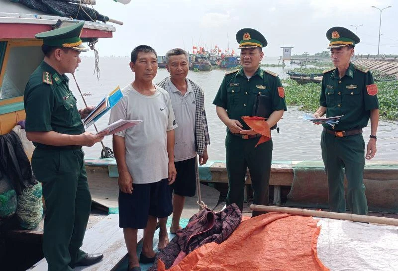 Cán bộ, chiến sĩ Đồn Biên phòng Cửa Lân (huyện Tiền Hải, tỉnh Thái Bình) tuyên truyền pháp luật cho ngư dân xã Nam Thịnh.