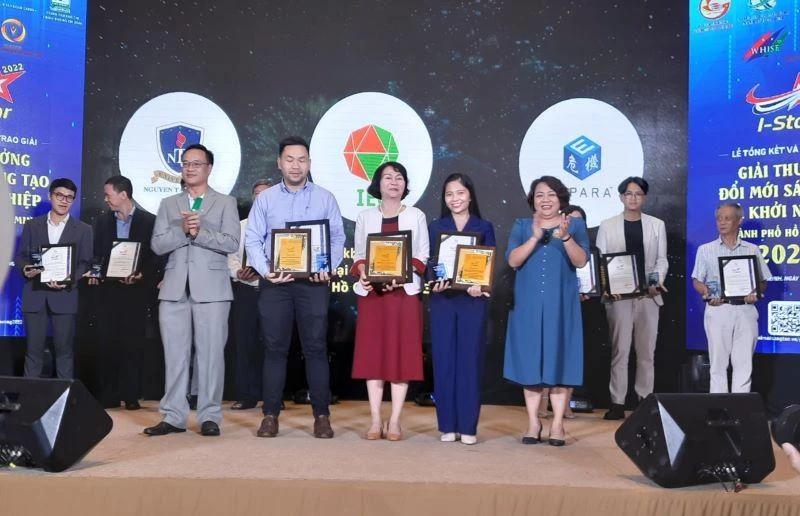 Ban tổ chức trao giải thưởng cho các cá nhân, đơn vị đạt giải. 