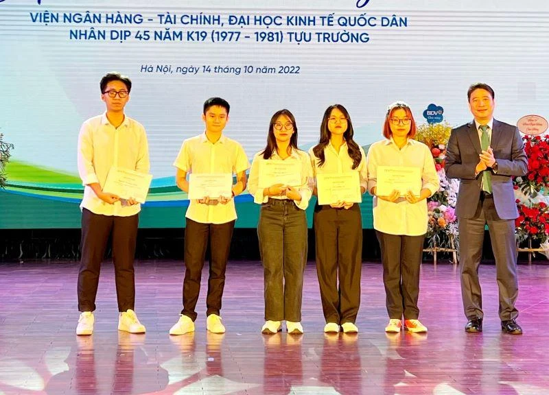 Sinh viên tiêu biểu nhận học bổng. 