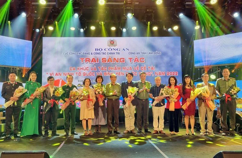 Ban tổ chức tặng hoa các tác giả, nhạc sĩ, biên đạo trong và ngoài Công an nhân dân tham gia trại sáng tác.