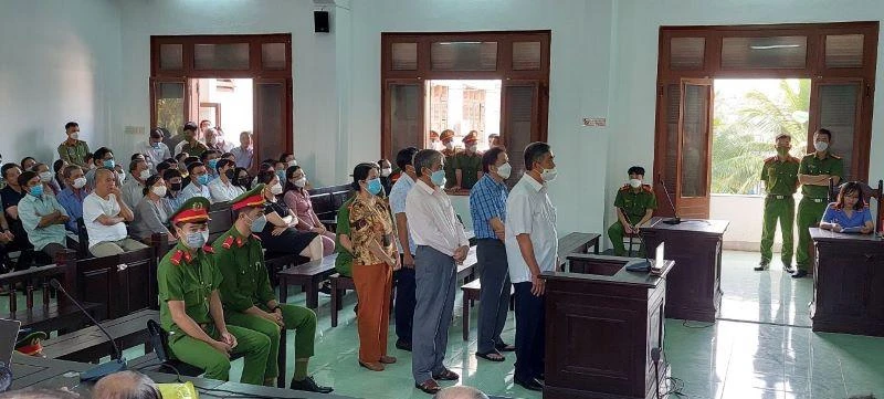 Các bị cáo nghe tòa tuyên án.