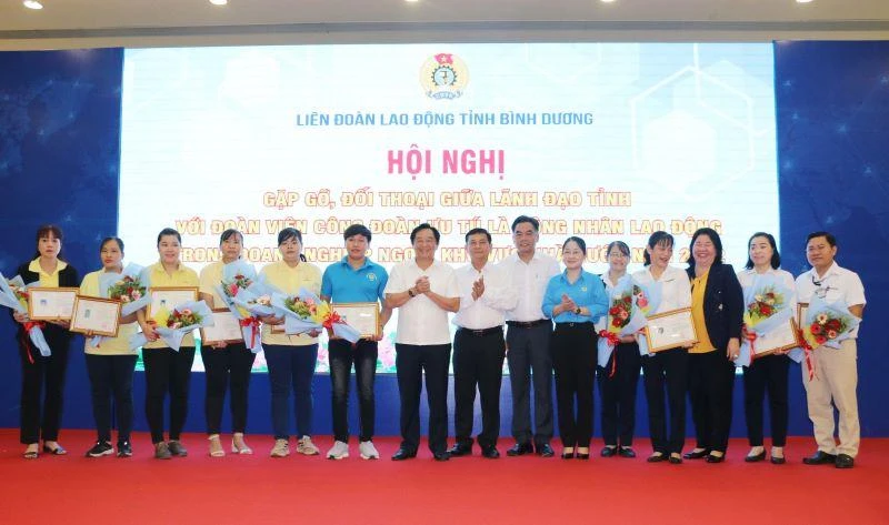 Lãnh đạo tỉnh Bình Dương trao Giấy chứng nhận hoàn thành lớp bồi dưỡng lý luận chính trị nhận thức về Đảng cho đoàn viên Công đoàn ưu tú là công nhân lao động.