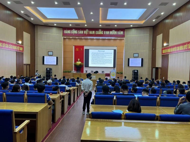 Quang cảnh buổi đấu giá đất tại huyện Tam Nông ngày 22/10.