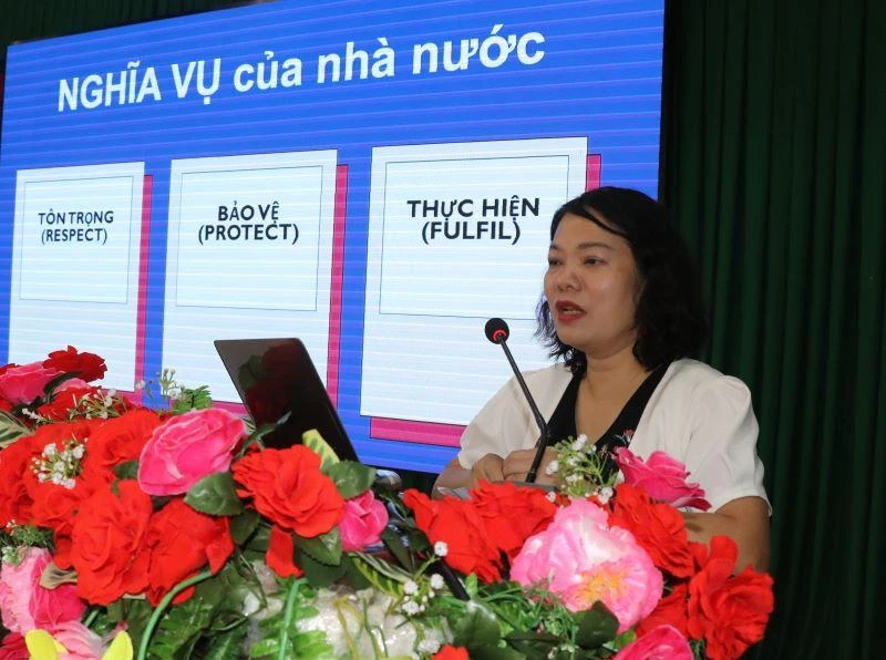 Đồng chí Nguyễn Thị Thanh Hải- Phó Viện trưởng Viện Quyền con người phát biểu tại Hội nghị.