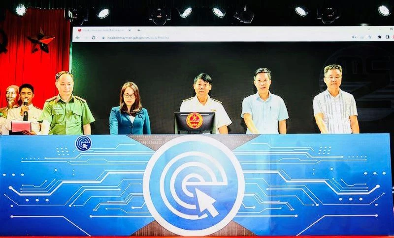 Hệ thống lựa chọn hóa đơn may mắn sáng 27/10 tại Cục Thuế Hải Phòng.
