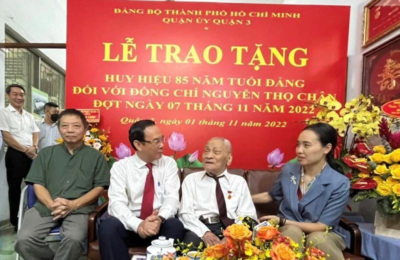 Đồng chí Nguyễn Văn Nên, Ủy viên Bộ Chính trị, Bí thư Thành ủy Thành phố Hồ Chí Minh hỏi thăm sức khỏe đồng chí Nguyễn Thọ Chân.