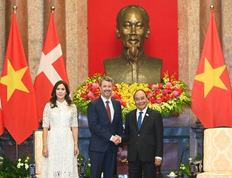 Chủ tịch nước Nguyễn Xuân Phúc và Thái tử kế vị Đan Mạch Frederik cùng Công nương phu nhân Mary Elizabeth tại buổi tiếp. (Ảnh: DUY LINH)