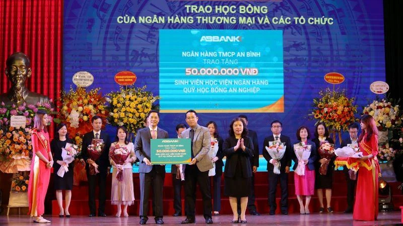 Trao học bổng An Nghiệp.