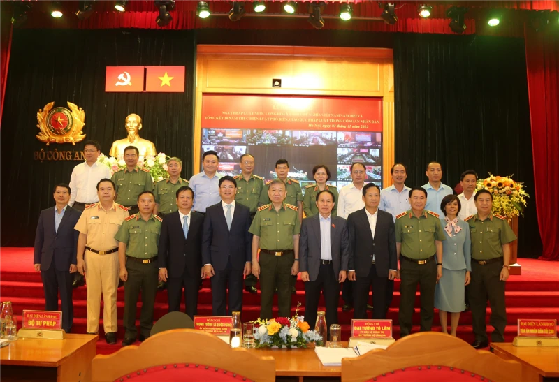 Đại tướng Tô Lâm, Ủy viên Bộ Chính trị, Bí thư Đảng ủy Công an Trung ương, Bộ trưởng Công an chụp ảnh lưu niệm cùng các đồng chí tham dự buổi lễ.