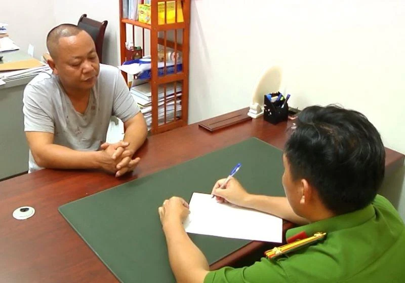 Cán bộ công an lấy lời khai đối tượng Nguyễn Văn Công.