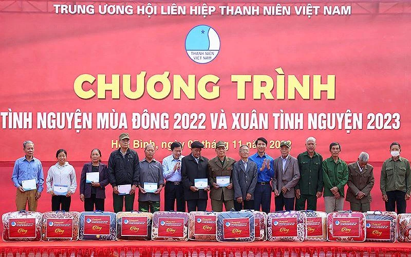 Đại diện Ban Tổ chức trao quà tặng người có công, hộ gia đình hoàn cảnh khó khăn tại chương trình.