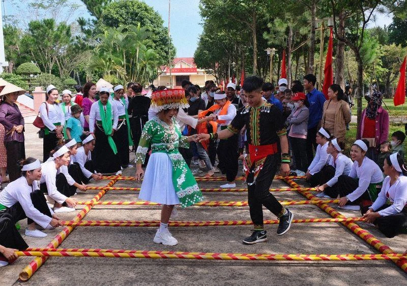 Múa xòe của người Mường, xã La Lâu, huyện Chư Prông. 