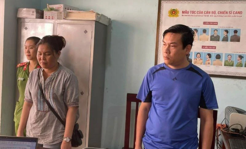 Đối tượng Mai (bên trái) và Chung tại Cơ quan điều tra Công an tỉnh Gia Lai. (Ảnh: Công an Gia Lai cung cấp)