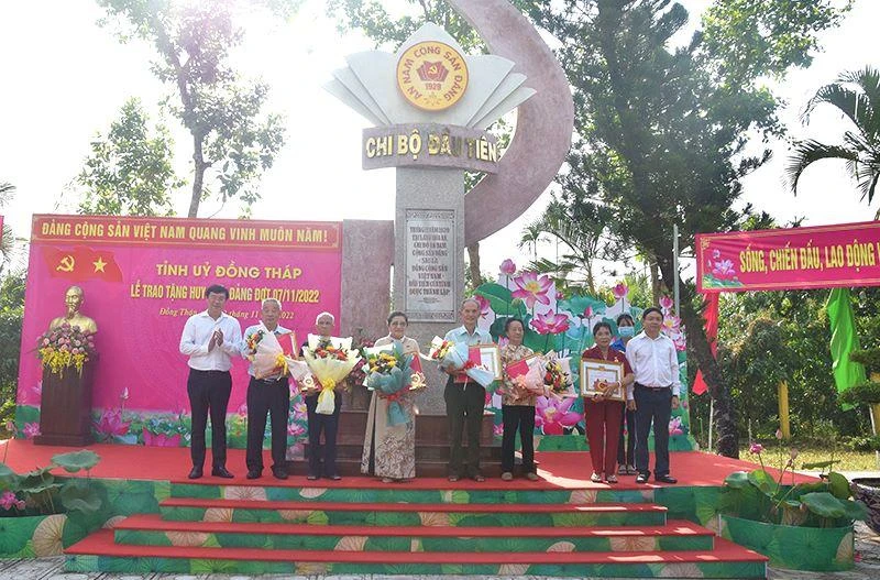 Bí thư Tỉnh ủy Lê Quốc Phong và Phó Bí thư Thường trực Tỉnh ủy Đồng Tháp Phan Văn Thắng trao Huy hiệu 55 năm tuổi Đảng cho đảng viên.