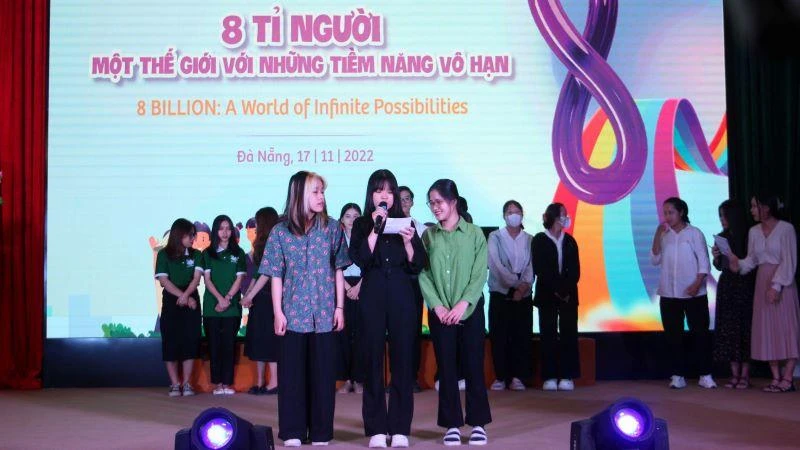 Sinh viên chia sẻ tại chương trình.