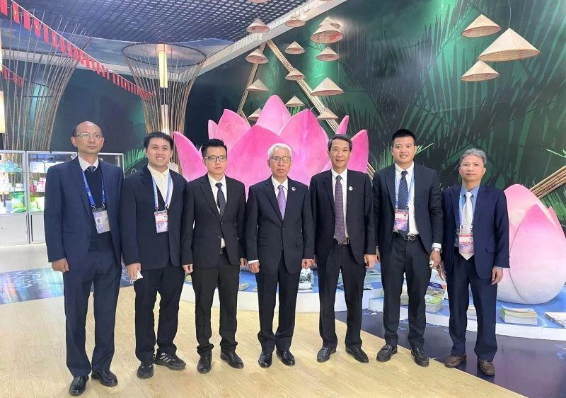 Đại sứ Phạm Sao Mai (ở giữa) thăm Khu Triển lãm hàng hóa thường xuyên của Việt Nam tại Trung tâm Hội chợ triển lãm Điền Trì, thành phố Côn Minh.