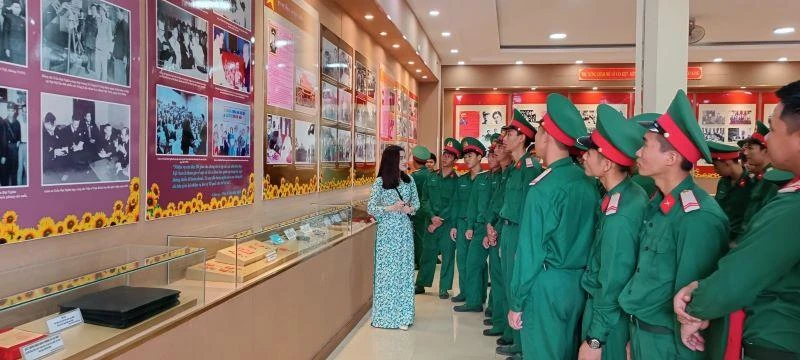 Các đại biểu dự triển lãm.