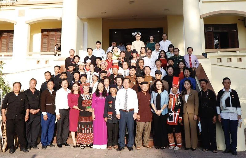 Lãnh đạo Bộ Văn hóa, Thể thao và Du lịch Trịnh Thị Thủy, Phó Chủ tịch Ủy ban Trung ương Mặt trận Tổ quốc Việt Nam Ngô Sách Thực và Thứ trưởng, Phó Chủ nhiệm Ủy ban Dân tộc Hoàng Thị Hạnh chụp ảnh lưu niệm cùng nghệ nhân tiêu biểu dự Hội nghị.