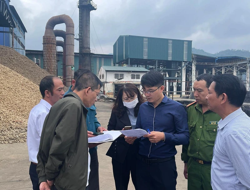 Kiểm tra thực địa khu vực hệ thống xử lý chất thải.