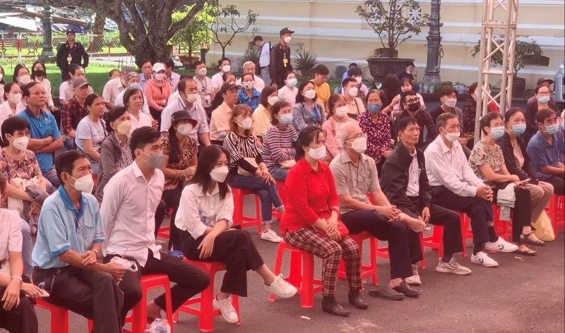 Người dân đến chứng kiến phiên xét xử ở sân tòa án. 