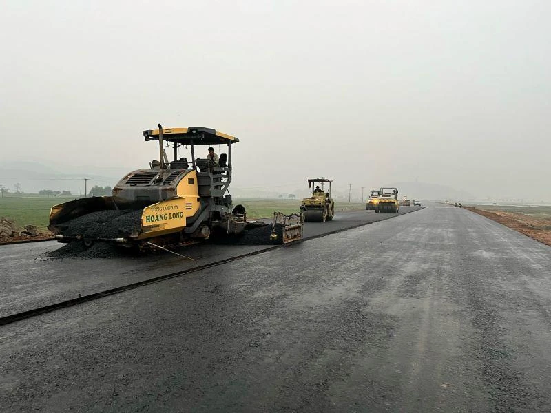 Các nhà thầu tranh thủ thời tiết thuận lợi tiến hành thảm bê-tông nhựa mặt đường cao tốc bắc-nam.