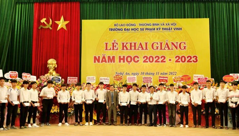 Các sinh viên xuất sắc chuyên ngành cơ khí, kỹ thuật và môi trường nhận học bổng của Toyota.