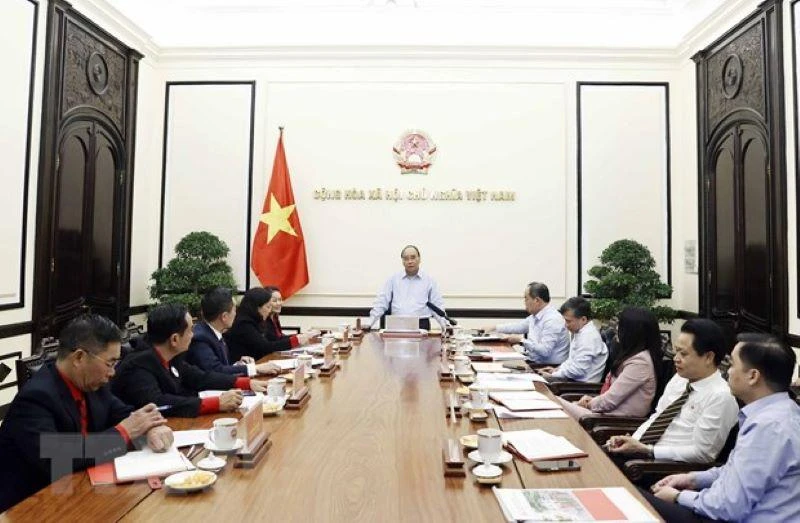 Chủ tịch nước Nguyễn Xuân Phúc, Chủ tịch danh dự Hội Chữ thập Đỏ Việt Nam khóa XI, chủ trì buổi làm việc với lãnh đạo Trung ương Hội Chữ thập Đỏ Việt Nam. (Ảnh: Thống Nhất/TTXVN)