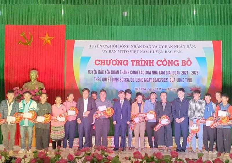 Trao chìa khoá tượng trưng cho các hộ nghèo đồng bào dân tộc thiểu số huyện Bắc Yên.