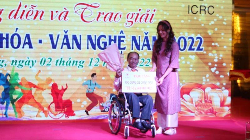 Trao tặng 100 dụng cụ chỉnh hình cho người khuyết tật.