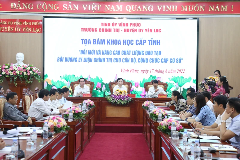 Nhà trường tổ chức tọa đàm về đào tạo, bồi dưỡng lý luận chính trị cho cán bộ, công chức cấp cơ sở.