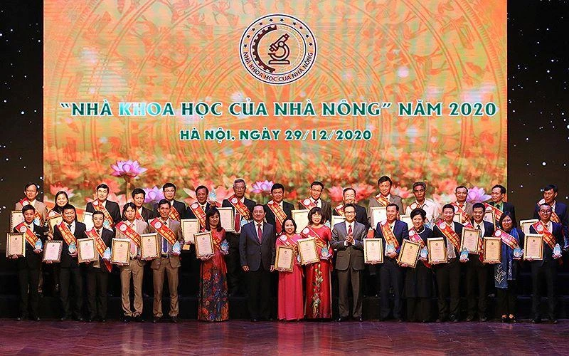 Đại diện Lãnh đạo Đảng, Nhà nước, các bộ, ngành cùng các đại biểu tại Lễ tuyên dương “Nhà khoa học của nhà nông” lần thứ 3, năm 2020.