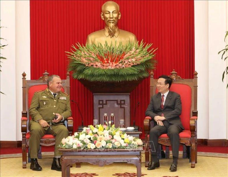Thường trực Ban Bí thư Võ Văn Thưởng tiếp Chủ nhiệm Chính trị các lực lượng vũ trang cách mạng Cuba Víctor Rojo Ramos. (Ảnh: TTXVN)