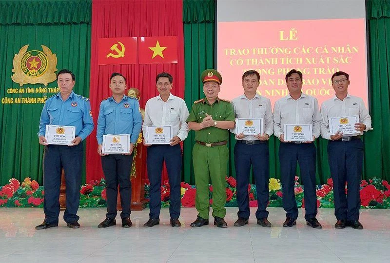 6 cá nhân được Bộ Công an khen thưởng. (Ảnh: THANH THẢO)
