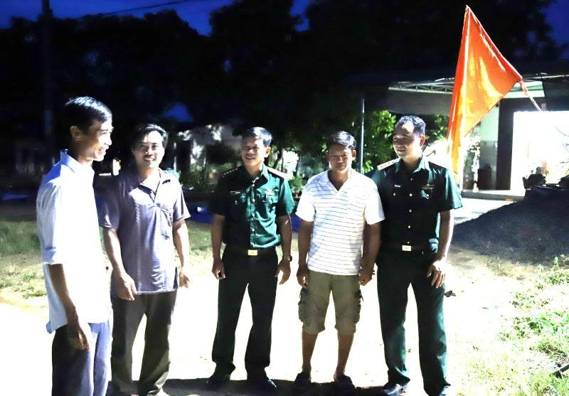 Cán bộ, chiến sĩ Đồn Biên phòng Ea H’leo (Bộ đội Biên phòng tỉnh Đắk Lắk) vận động quần chúng ở xã biên giới Ia Lốp, huyện Ea Súp. 