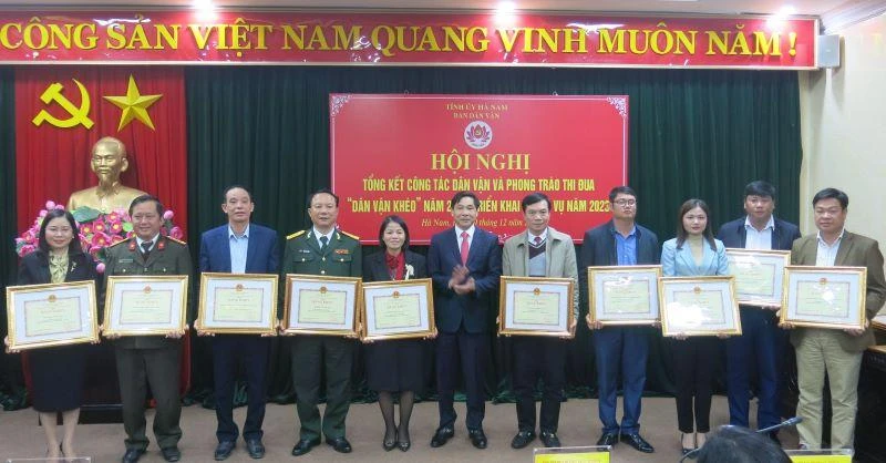 Các tập thể có thành tích xuất sắc trong mô hình Dân vận khéo được nhận Bằng khen của Chủ tịch Ủy ban nhân dân tỉnh.