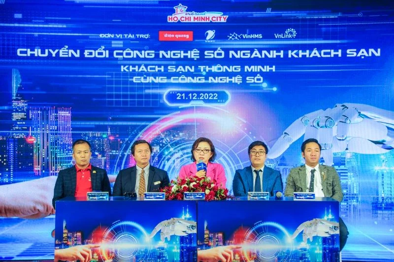 Các đại biểu chủ trì Hội nghị trả lời câu hỏi liên quan đến chuyển đổi số tại khách sạn.