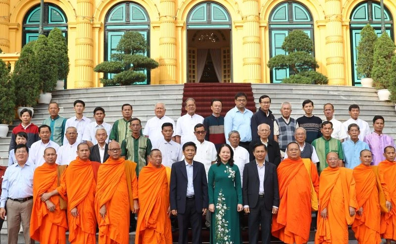 Phó Chủ tịch nước gặp mặt Đoàn đại biểu người có uy tín trong đồng bào dân tộc thiểu số tỉnh Sóc Trăng. 