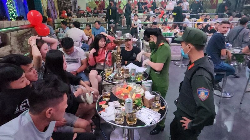 Lực lượng Công an tiến hành kiểm tra quán bar có gần 300 người đang vui chơi. 