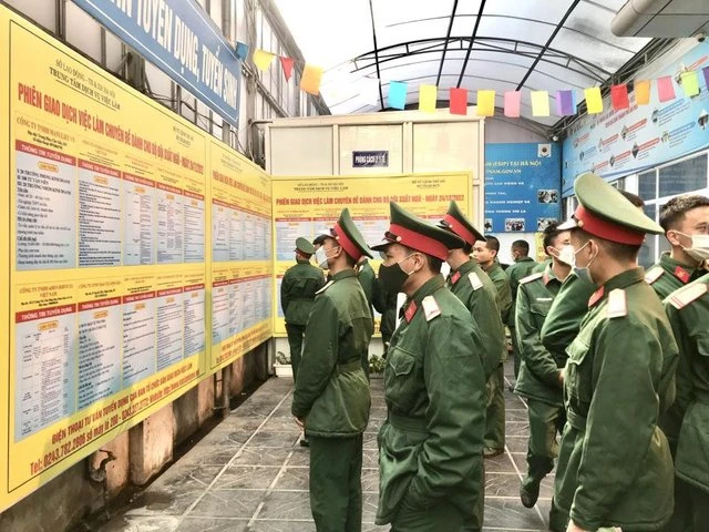 Lực lượng quân nhân sắp hoàn thành nghĩa vụ quân sự tìm hiểu thông tin tuyển dụng lao động tại Sàn Giao dịch việc làm 215 phố Trung Kính, quận Cầu Giấy, Hà Nội. (Ảnh: Minh Anh)