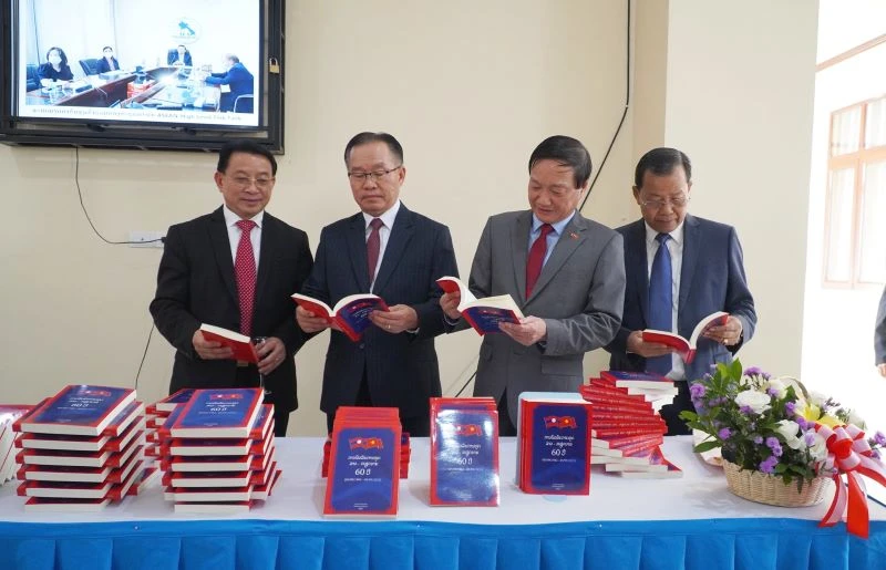 Các đại biểu tham quan khu trưng bày cuốn sách. (Ảnh: Trịnh Dũng)